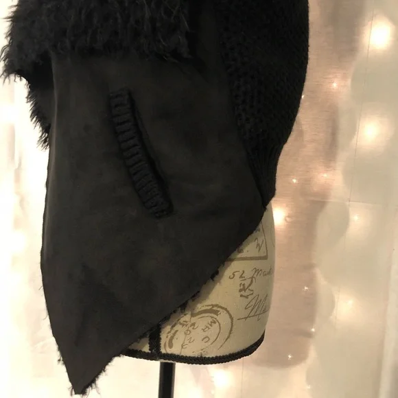 2[Love Tree] New! Faux fur black vest crochet back - Picture 2 of 7